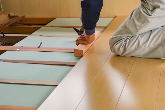 床の張替を行っている男性